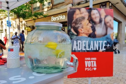 ERC ha repartido abanicos entre candidatos y público.