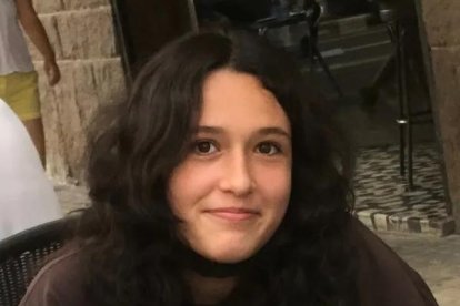 Familiares de Isabel Teruel Carrillo colgando carteles.