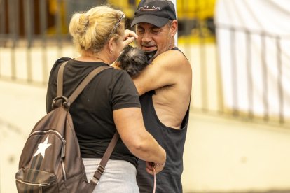 Efectius de la Unitat Militar d’Emergències (UME) proven d’apagar les flames d’un focus de l’incendi a Tenerife.