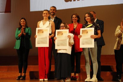 Foto de família dels esportistes i representants d’equips i de clubs que van ser premiats ahir per la Generalitat, encara que hi va haver absències per problemes d’agenda.