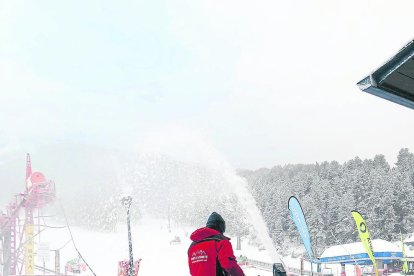 Imagen de una máquina quitanieves pasando ayer por la mañana por Esterri d’Àneu.