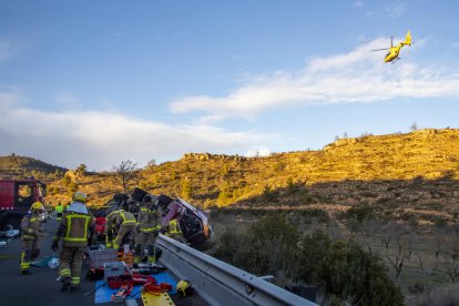 Després de sis hores de rescat, el camioner va ser evacuat en helicòpter a l'Arnau de Vilanova.