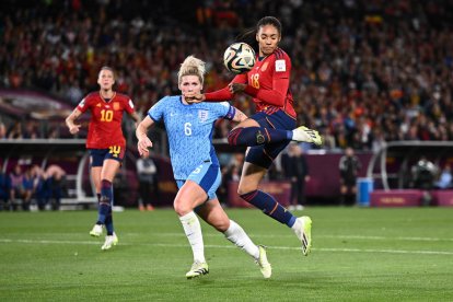 Salma Paralluelo en una acció del partit