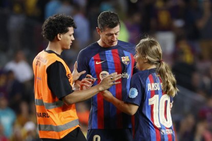 Koundé, que va debutar ahir, lluita per una pilota.