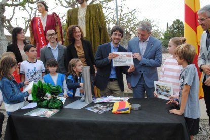 El conseller participó en el acto de colocación de la primera piedra del nuevo edificio que ampliará la escuela de Primaria Arnau Berenguer junto con una guardería municipal en el Palau d'Anglesola