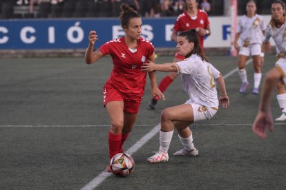 Ari Bosch, del filial, rep l’abraçada de les seues companyes a l’anotar el tercer gol del partit.