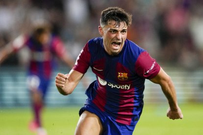 Gündogan i Ansu Fati feliciten Pedri després del gol del canari que va obrir el marcador.