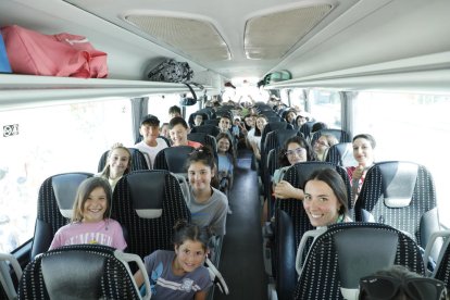 Bona part dels nens van arribar amb avió al Prat, després amb autocar fins al Club Natació Lleida (a la imatge) i després a Aran.
