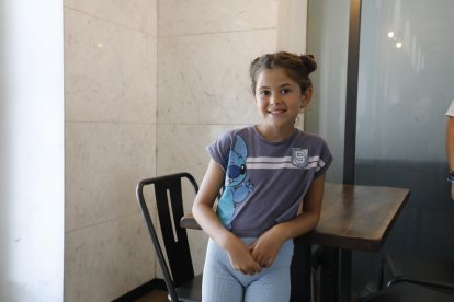 Bona part dels nens van arribar amb avió al Prat, després amb autocar fins al Club Natació Lleida (a la imatge) i després a Aran.