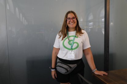 Bona part dels nens van arribar amb avió al Prat, després amb autocar fins al Club Natació Lleida (a la imatge) i després a Aran.