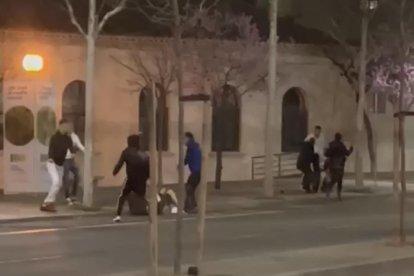 Un frame del vídeo de la pelea y que ayer se hizo viral.