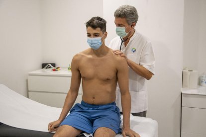 Los jugadores y técnicos del ICG Força Lleida que iniciaron ayer los entrenamientos de pretemporada en el Barris Nord.