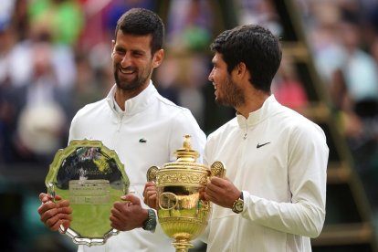 El tenista murciano celebra en el suelo su victoria.