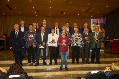 Expresidentes de la Penya y familiares de los ya fallecidos recibieron un reconocimiento en la Paeria.