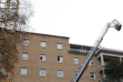 L’ACR Bombers de Lleida, amb el Marraquet Bomber, va descarregar els regals al servei de Pediatria amb un camió escala de més de 40 anys.