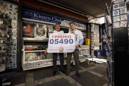 El Quiosco Chalo de Plaza Nueva, en Granada, vende el Gordo de la Lotería de Navidad.