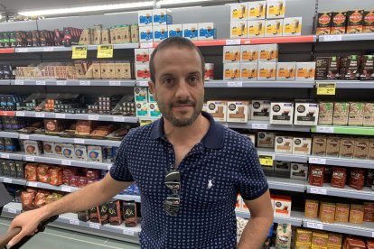 Clientes comprando en un supermercado de Lleida esta semana.