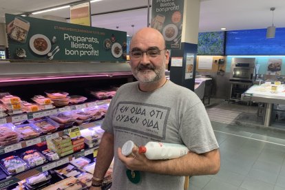 Clientes comprando en un supermercado de Lleida esta semana.