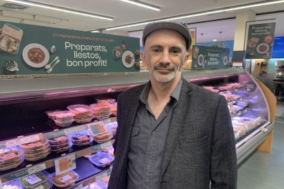 Clientes comprando en un supermercado de Lleida esta semana.