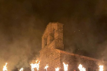 Los fallaires encienden las “fallas” para iniciar el recorrido.