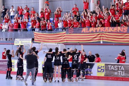 Nada más acabar el partido, las jugadoras del Alpicat mostraron su alegría por un ascenso histórico a la elite después de recibir la Copa de camponas.