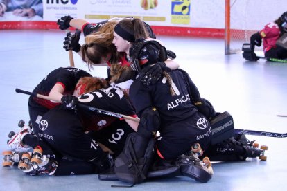 Nada más acabar el partido, las jugadoras del Alpicat mostraron su alegría por un ascenso histórico a la elite después de recibir la Copa de camponas.