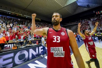 Gerard Encuentra saluda a la afición leridana desplazada el pasado sábado a Girona después de caer eliminado de la Final Four.