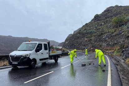 Las fuertes lluvias provocaron que el pavimento de esta carretera se desprendiera.