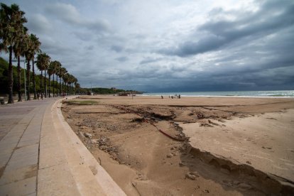 Las fuertes lluvias provocaron que el pavimento de esta carretera se desprendiera.
