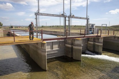 La cola del pantano de Rialb, en el Segre, el pasado mes de abril, una clara imagen de los efectos de la sequía.