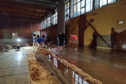 Veïns i edils traient aigua del poliesportiu d'Oliana