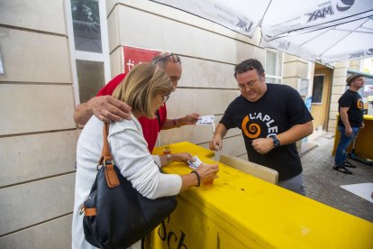 Dos aficionados reciben entradas para el duelo de hoy.
