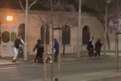 Un frame del vídeo de la pelea que hubo el lunes.