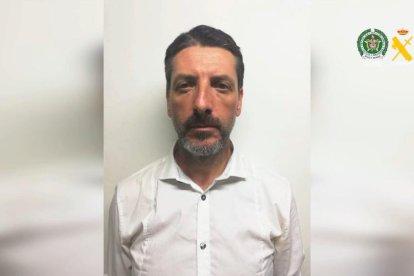 Charly en Mallorca. A la derecha, tras su detención en Colombia.