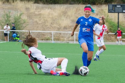 Minori Chiba supera la entrada de Braojos para mantener la posesión.