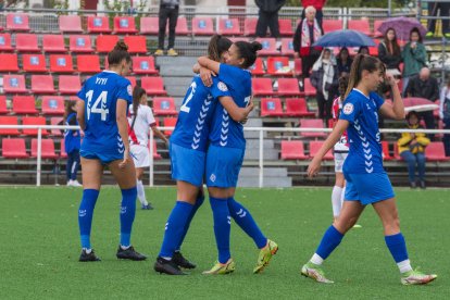 Minori Chiba supera la entrada de Braojos para mantener la posesión.