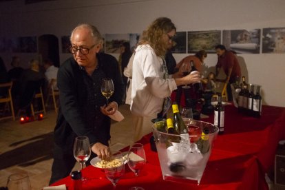 Hi va haver vins de Cérvoles, una visita guiada pel celler i una exposició de fotos del certamen