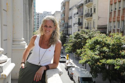 La candidata, al costat del cartell electoral de Pedro Sánchez.