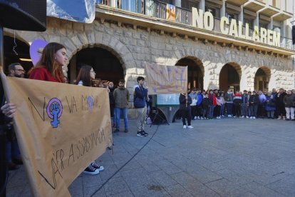 Minut de silenci a Balaguer per condemnar l'assassinat masclista d'una veïna de la localitat