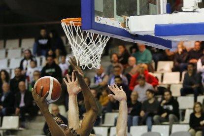 Urtasun controla una pilota en una acció del partit d’ahir.