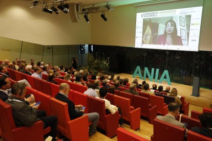 Les autoritats que van intervenir en la inauguració del congrés, a primera fila, ahir a la Llotja.