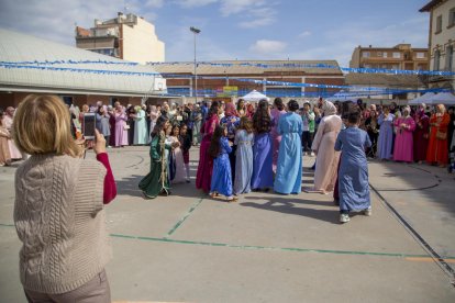 Desenes de persones van participar ahir en el ‘Forum de les cultures’ a l’INS de Seròs.