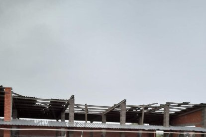 El vent també va danyar el camp de futbol del Balàfia.