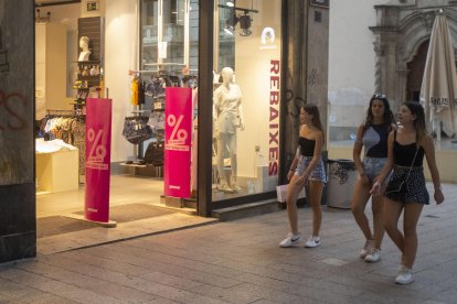 Una part dels establiments de l’Eix Comercial ja han començat les rebaixes d’estiu i d’altres les iniciaran avui.