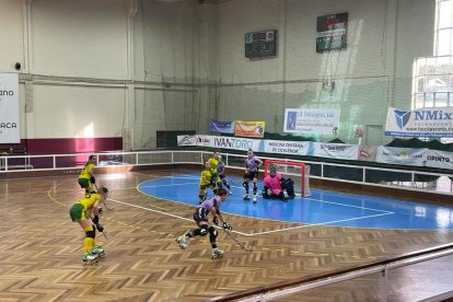 Jugadores i cos tècnic del Vila-sana posen amb un bon nombre d’aficionats de la localitat que van viatjar fins a terres portugueses.