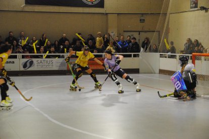 Victòria Porta, una de las jugadoras más activas, intenta controlar una bola.