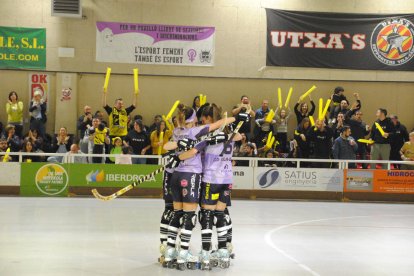 Victòria Porta, una de las jugadoras más activas, intenta controlar una bola.