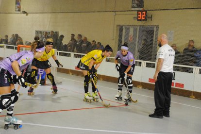 Victòria Porta, una de las jugadoras más activas, intenta controlar una bola.