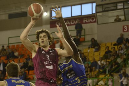 López de la Torre intanta un pase ante Kuath y Pelepic.