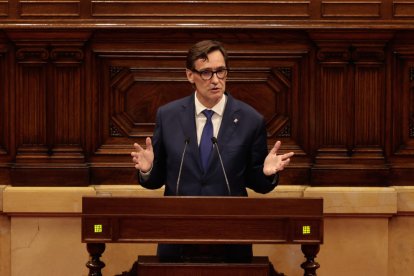 Albert Batet passa al costat de Pere Aragonès al Parlament.